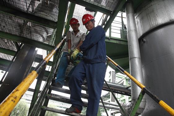 制氫車間喬松濤、高建華合力搬運檢修設(shè)備