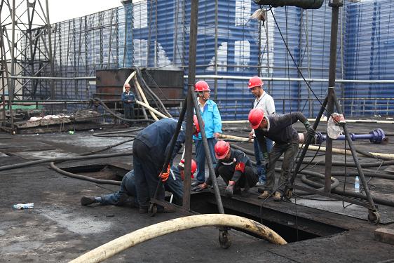 哪里有施工，哪里就有安全。安全環(huán)保部副部長李傳成、安全員任吉龍在現(xiàn)場檢查。
