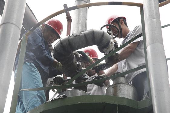 制氫車間徐志強(qiáng)、任寶利、樊福龍裝安全閥