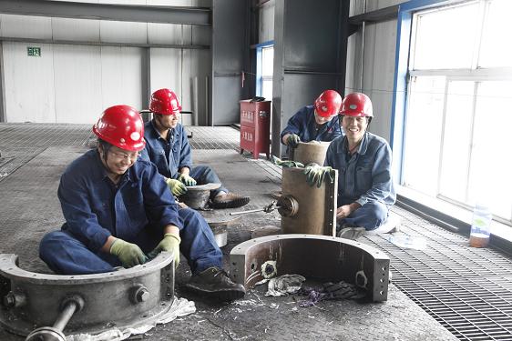 離心壓縮機(jī)的檢修是一項(xiàng)精細(xì)而又繁重的工作。檢修車間工作人員和制氫車間姬智裕等正在清理設(shè)備零件。