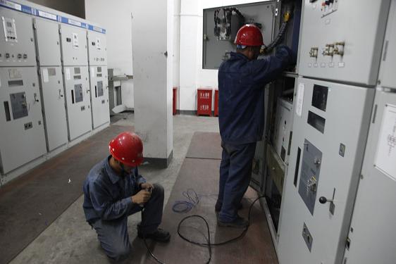 檢修電氣王西平、田創(chuàng)在給電路配線