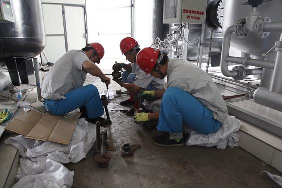 公用車間劉建剛、霍樂(lè)樂(lè)、張衛(wèi)強(qiáng)檢修制氮機(jī)絲杠壓蓋