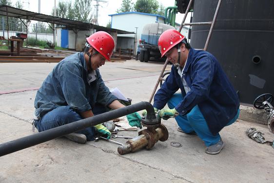 公用車間李澤、韓登國(guó)正在檢修安全閥